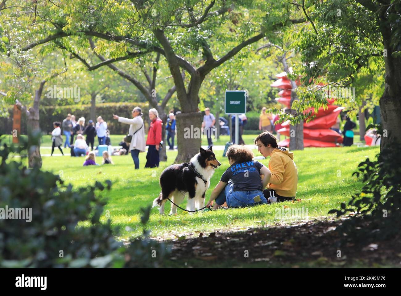 Londra, Regno Unito. 1st ottobre 2022. Il sole splende il primo giorno del mese, nel Regents Park. La gente ha fatto il massimo del clima caldo, rilassandosi e ammirando le installazioni della scultura di Frieze 2022. Credit: Monica Wells/Alamy Live News Foto Stock