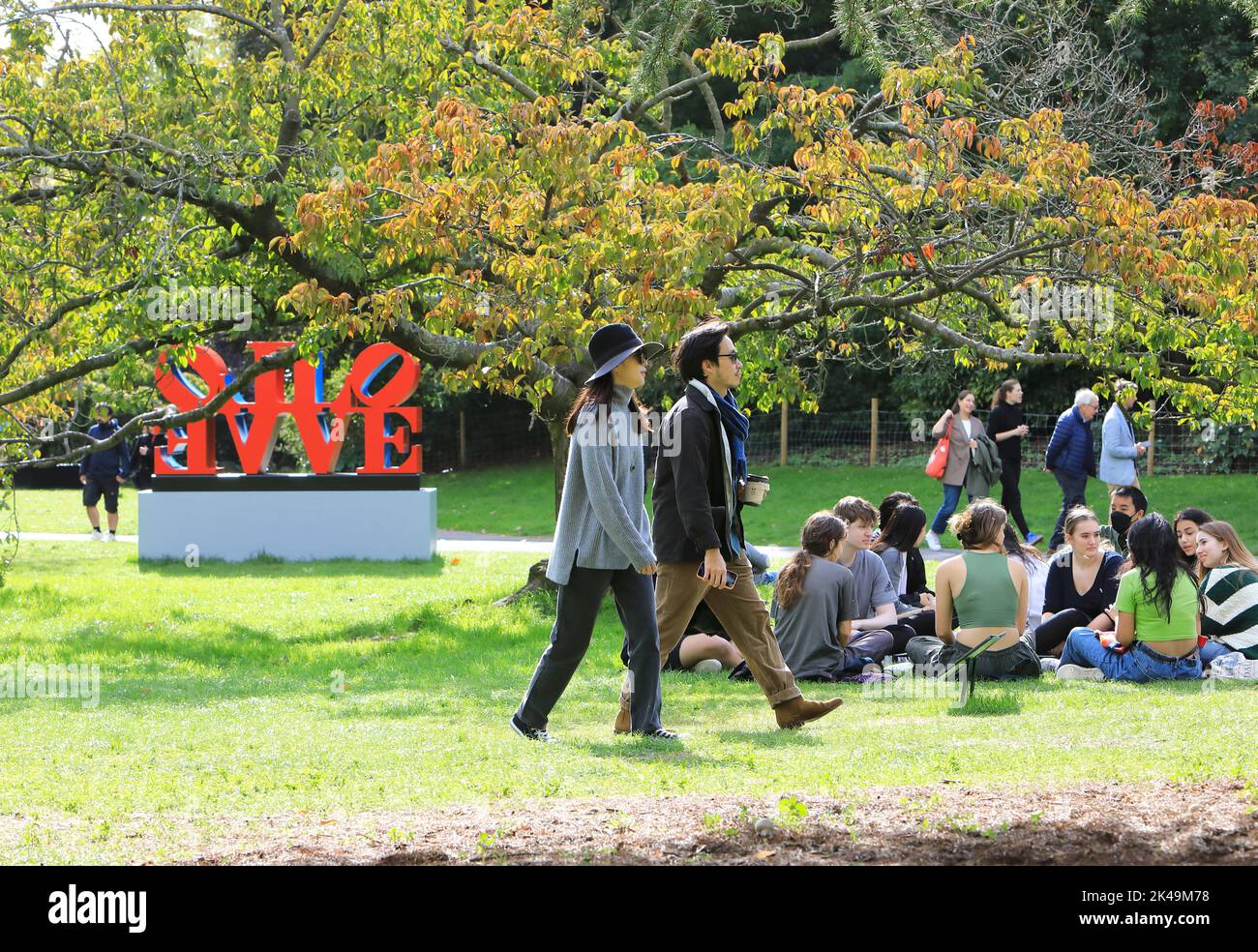 Londra, Regno Unito. 1st ottobre 2022. Il sole splende il primo giorno del mese, nel Regents Park. La gente ha fatto il massimo del clima caldo, rilassandosi e ammirando le installazioni della scultura di Frieze 2022. Credit: Monica Wells/Alamy Live News Foto Stock