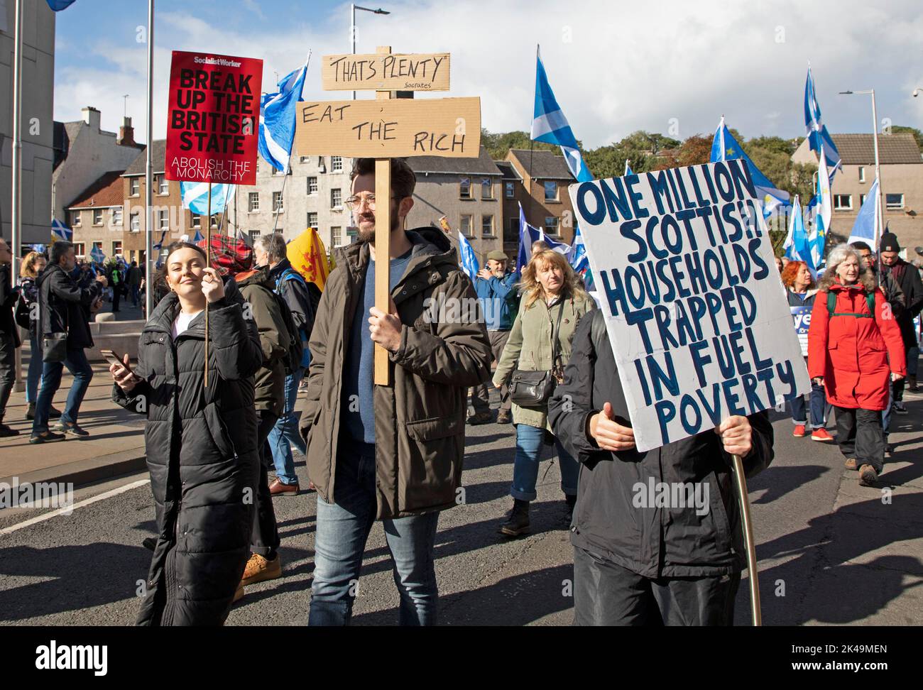 Edimburgo, Scozia, Regno Unito. 1st ottobre 2022. All Under One Banner (AUOB) organizza un rally attraverso il Royal Mile e si conclude al Parlamento scozzese con una "marcia per l'indipendenza il nostro diritto di decidere". Come parte del tema del rally, il gruppo tiene a rendere conto dei Tories per aver usato la morte della Regina come mezzo per “fingere che il Regno Unito sia un paese con un interesse comune, e per ridurre il dissenso”. Nella foto: Giovani e vecchi si sono mostrati a mostrare il loro sostegno e a far conoscere il loro punto di vista sulle strade della capitale scozzese. Credit: Arch White/alamy live news. Foto Stock