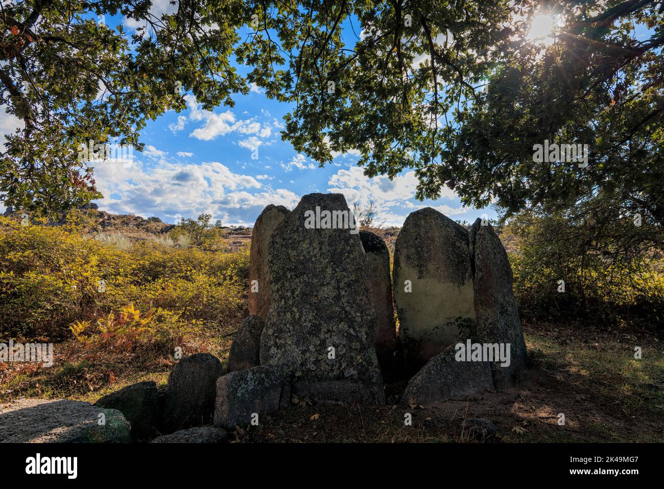 Antico dolmen preistorico. Anta dos Currais do Galhordas vicino a Castelo de vide. Portogallo. Foto Stock