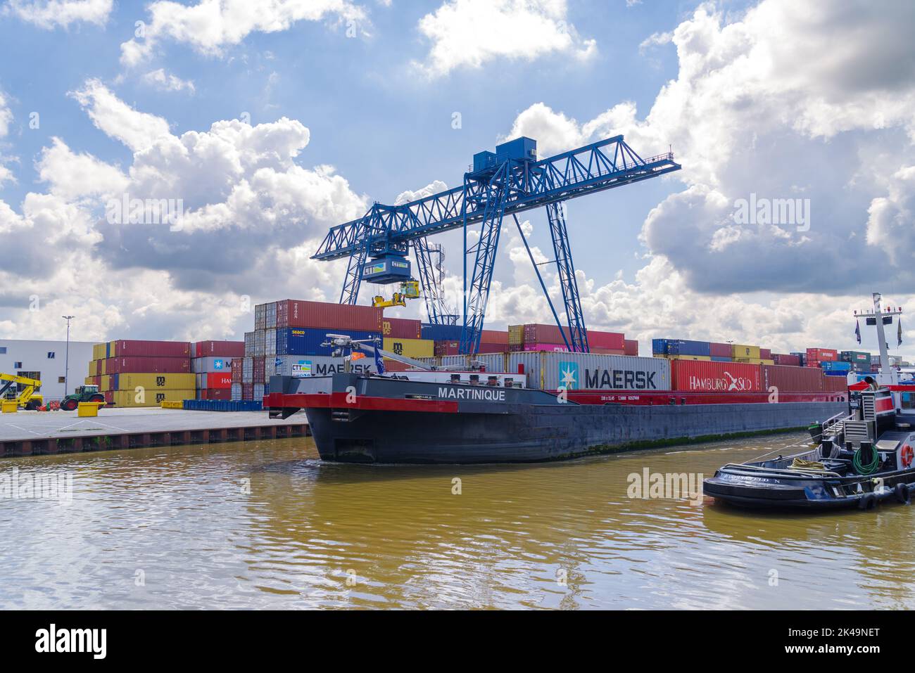 ALMELO, PAESI BASSI - GIUGNO 9 2022: Piccolo terminal per container lungo il canale Twente, che collega la regione di Twente con i principali canali olandesi. Foto Stock