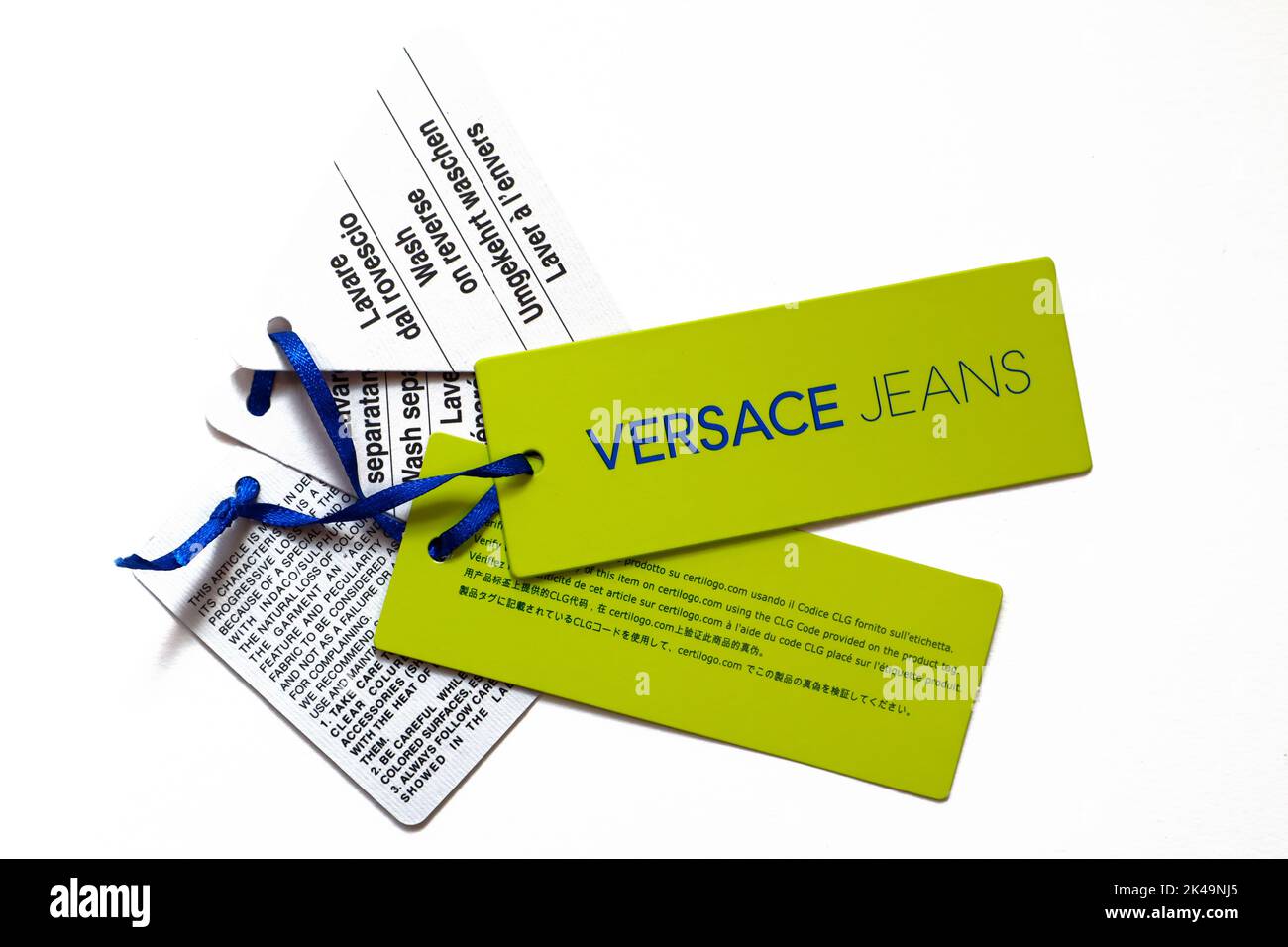 Tag di abbigliamento VERSACE JEANS. VJ è un marchio italiano di case di  lusso di GIANNI VERSACE S.r.l. - Italia Foto stock - Alamy