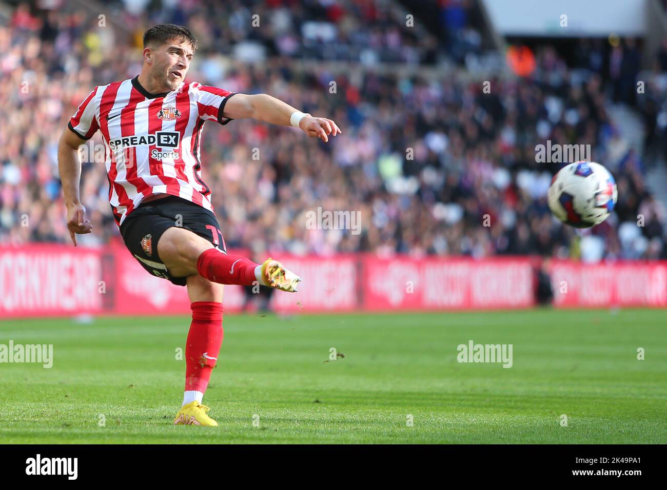 Sunderland, Regno Unito. 1st ottobre 2022. Sunderland's Lynden Gooch durante la partita del campionato Sky Bet tra Sunderland e Preston North End allo Stadio di Light, Sunderland sabato 1st ottobre 2022. (Credit: Michael driver | MI News) Credit: MI News & Sport /Alamy Live News Foto Stock