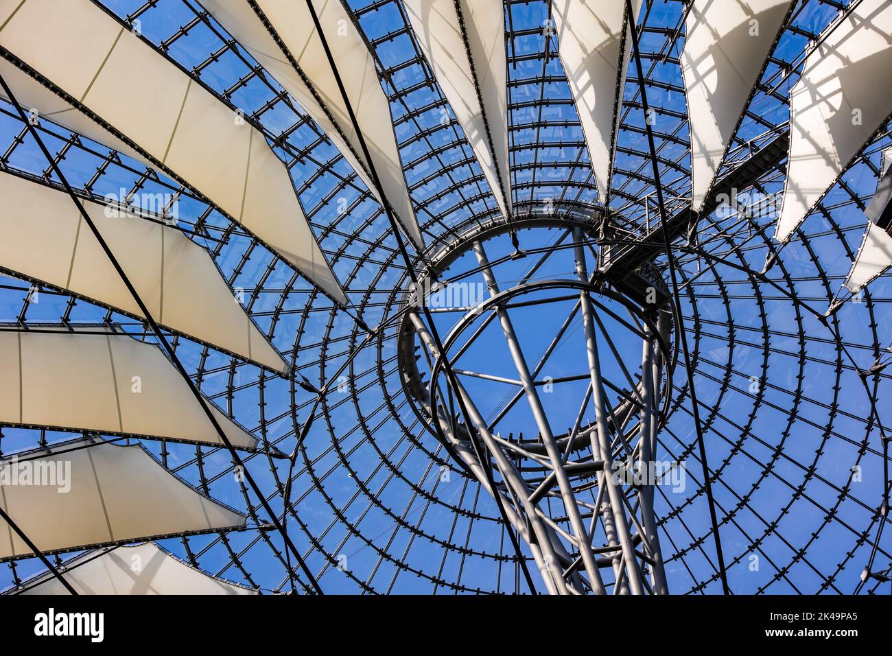 La costruzione del tetto con vele e acciaio presso il Sony Center di Berlino, Germania Foto Stock