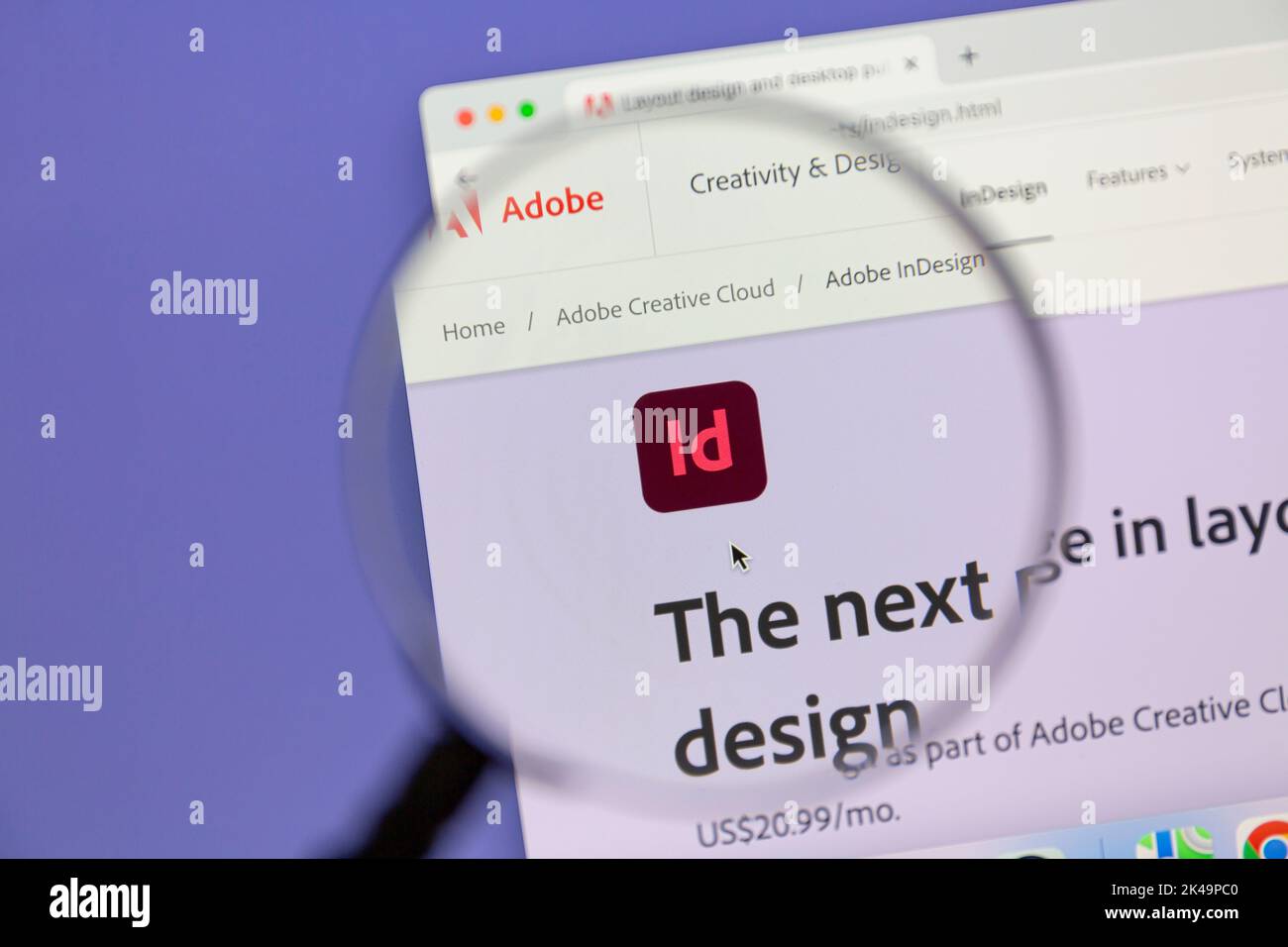 Ostersund, Svezia - 4 luglio 2022: Sito web di Adobe InDesign sotto una lente d'ingrandimento. Adobe InDesign è un desktop publishing e un layout di pagina progettazione così Foto Stock
