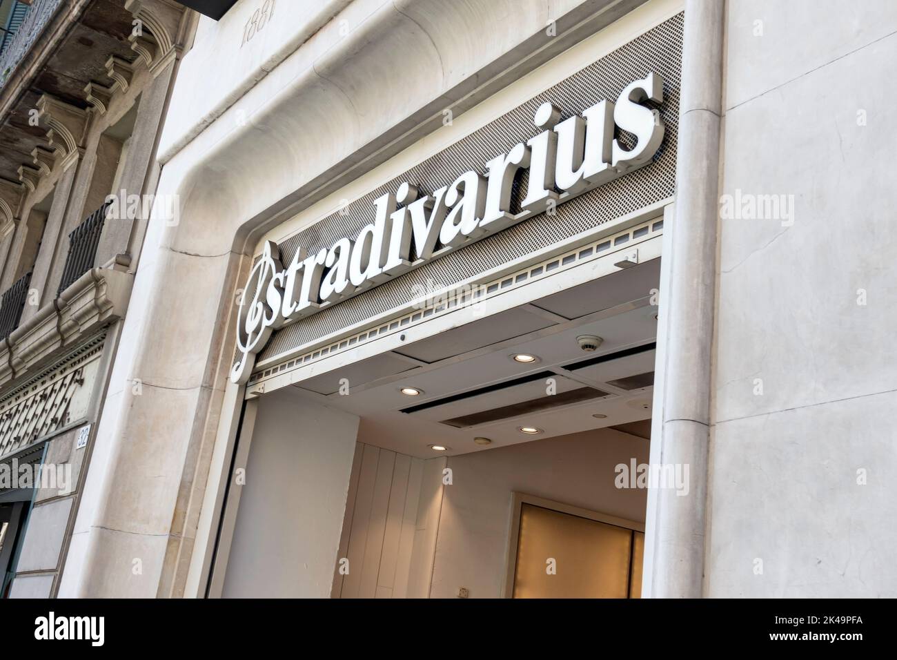 Barcellona, Spagna - 9 maggio 2022: Logo Stradivarius su un negozio Stradivarius. Stradivarius è un rivenditore di abbigliamento femminile di moda veloce. Foto Stock