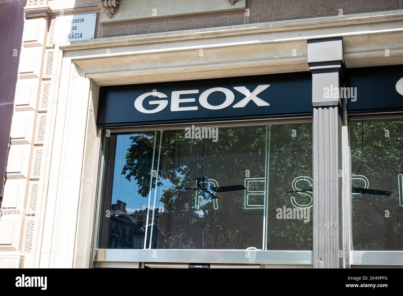 Barcellona, Spagna - 9 maggio 2022: Negozio GEOX. Geox è un marchio italiano di scarpe e abbigliamento. Foto Stock
