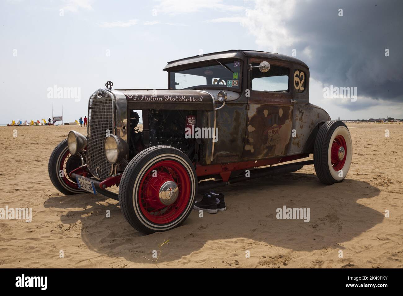 Hot Rod sulla spiaggia di Caorle, vicino a Venezia - auto rockabilly - Roll e Flat - Motor show - gara auto d'epoca Foto Stock