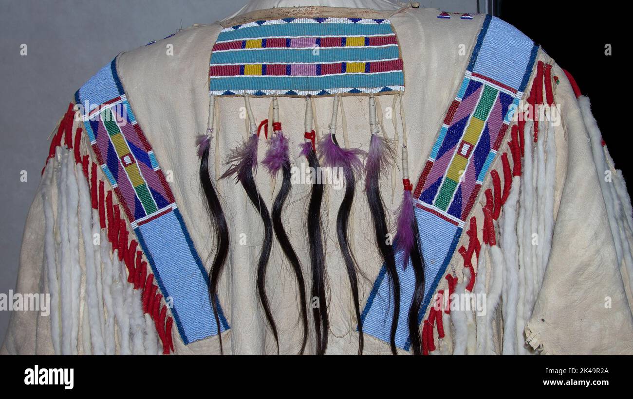 Vintage Crow American Indian shirt, circa 1908 Montana fatto di cuoio conciato, perle di vetro e capelli umani. Foto Stock