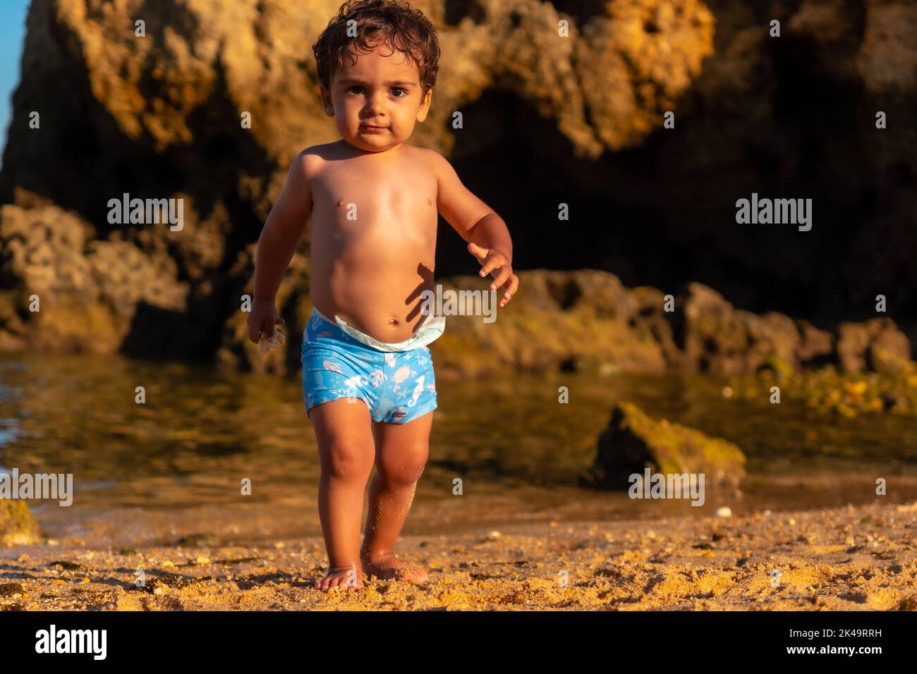 Un ragazzo in vacanza estiva a Praia dos Arrifes, Algarve spiaggia, Portogallo Foto Stock