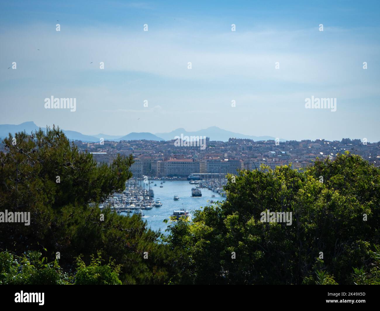 Marsiglia, Francia - 15th 2022 maggio: Vista verso il centro della città con il porto vecchio Foto Stock