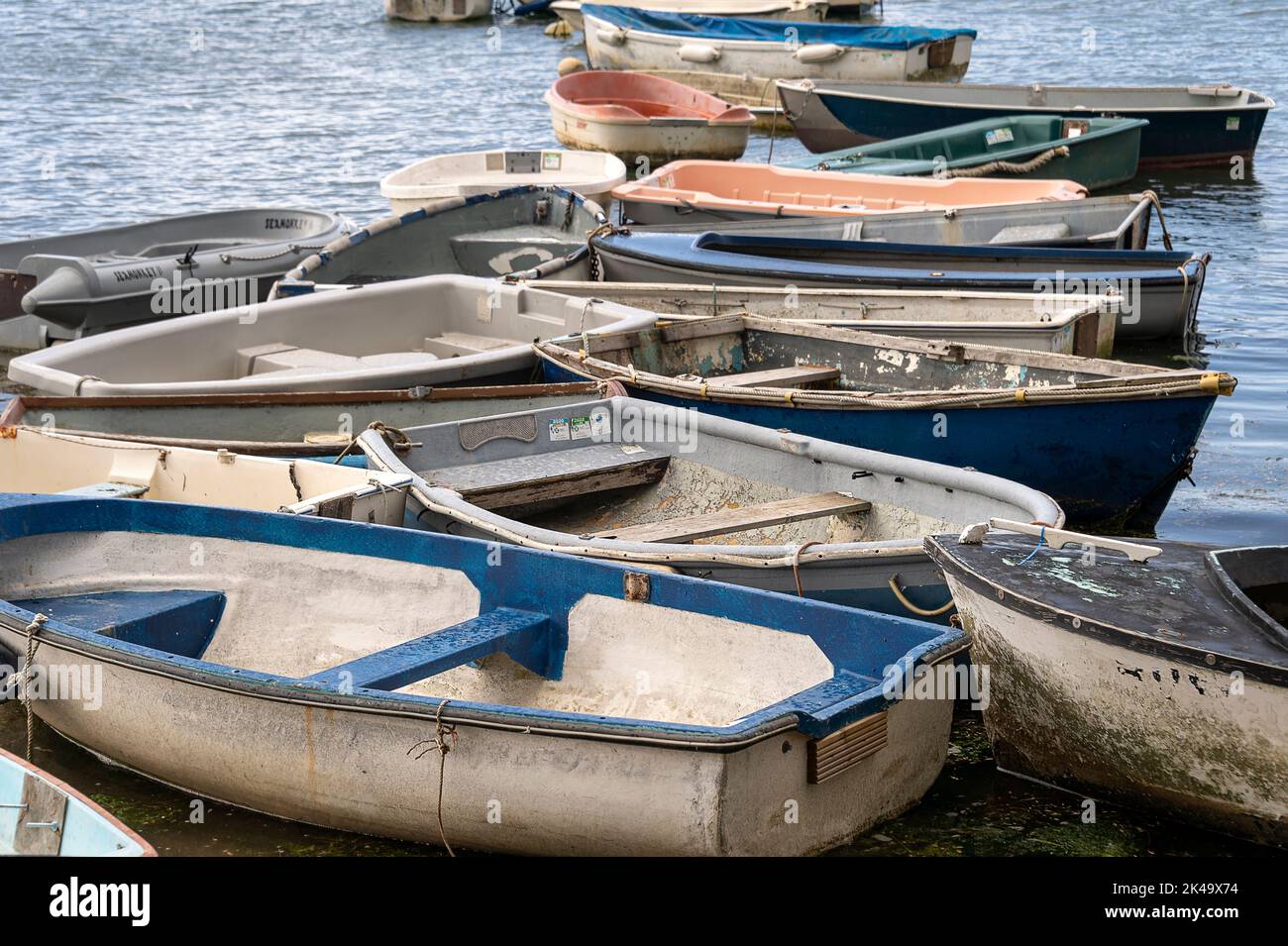 Molte gare di gommone sono legate sulla riva di Dell Quay a Chichester Harbour, Regno Unito Foto Stock