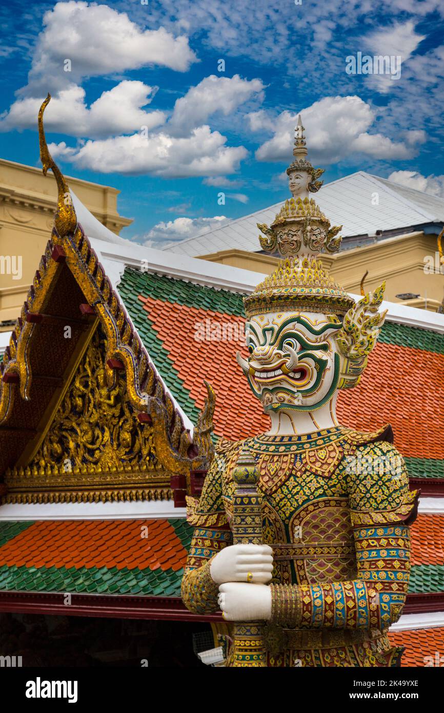 Bangkok, Tailandia. Demon Guardian (Yaksha) nella Royal Grand Palace motivi. Foto Stock