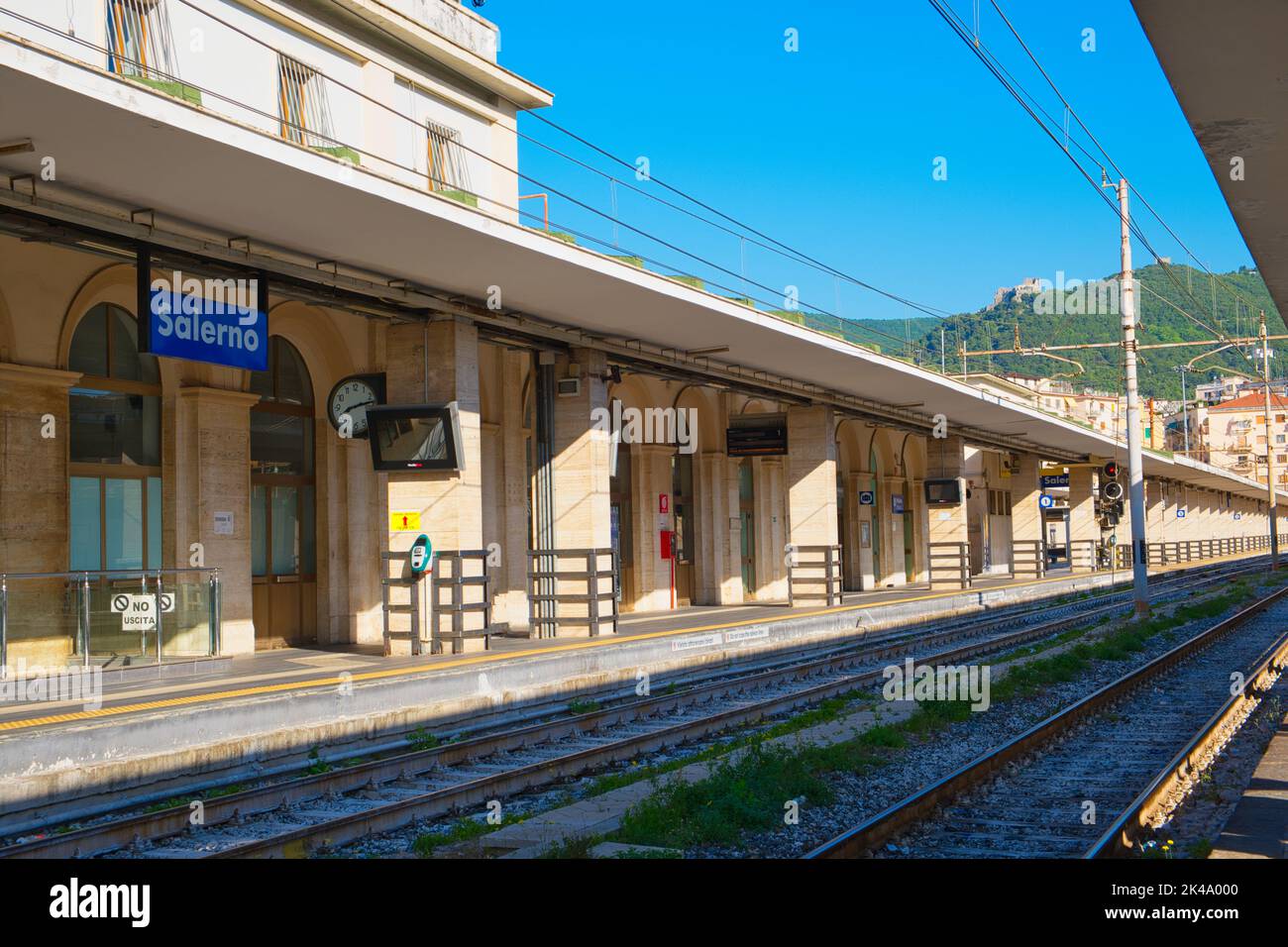 Vista della stazione di Salerno, Italia. Allenati sui binari Foto stock -  Alamy