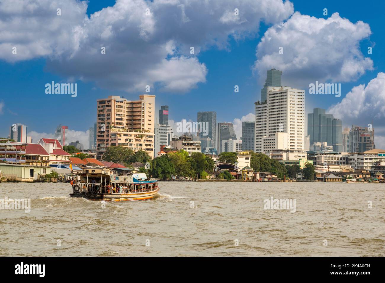 Bangkok, Tailandia. Vedute sul fiume da un battello turistico sul Fiume Chao Phraya. Foto Stock