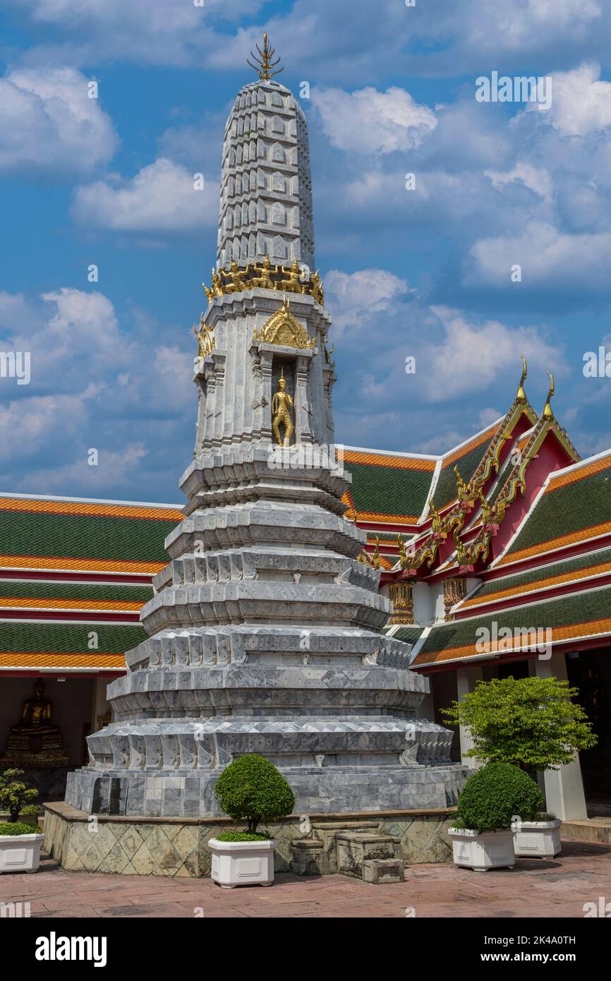 Bangkok, Tailandia. Stupa Panthanamaha (Prang) in Wat Pho (Buddha reclinato) tempio complesso, Sud Pavilion. Foto Stock
