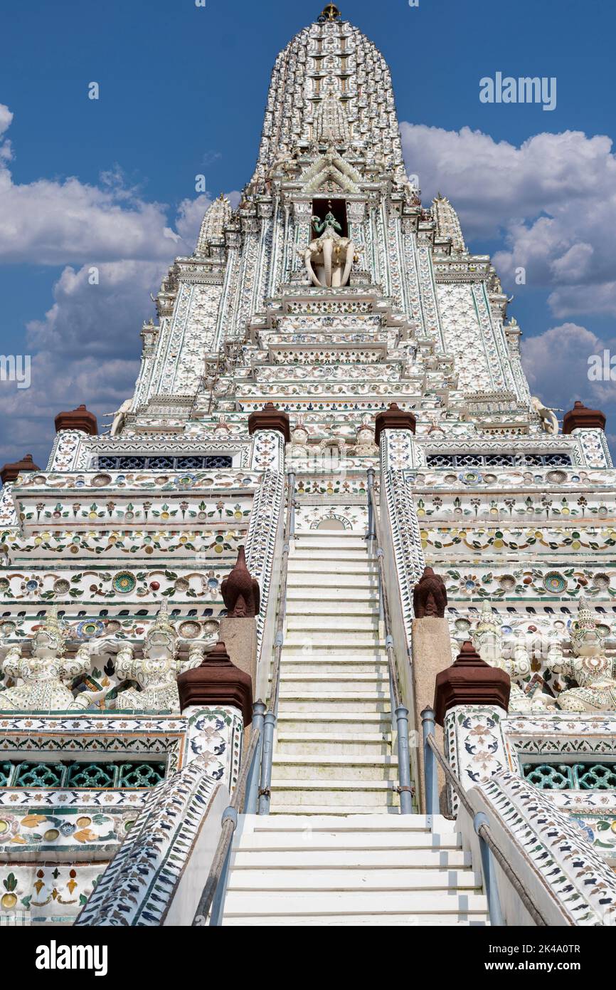 Bangkok, Tailandia. Wat Arun guardando verso l'alto verso Indra Equitazione sulla sua a tre teste Elephant Erawan. Foto Stock