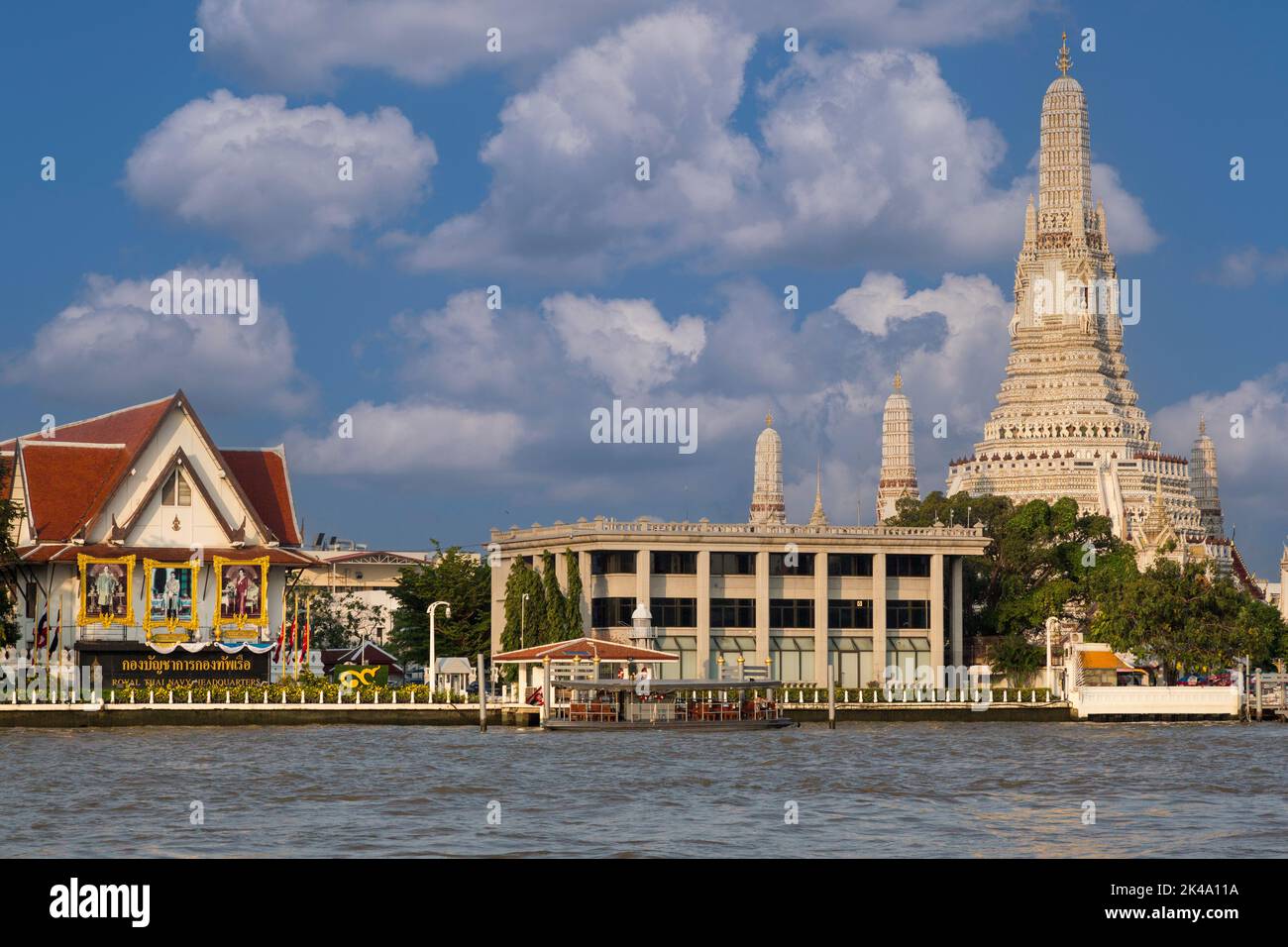 Bangkok, Tailandia. Il Wat Arun tempio e il fiume Chao Phraya. Foto Stock