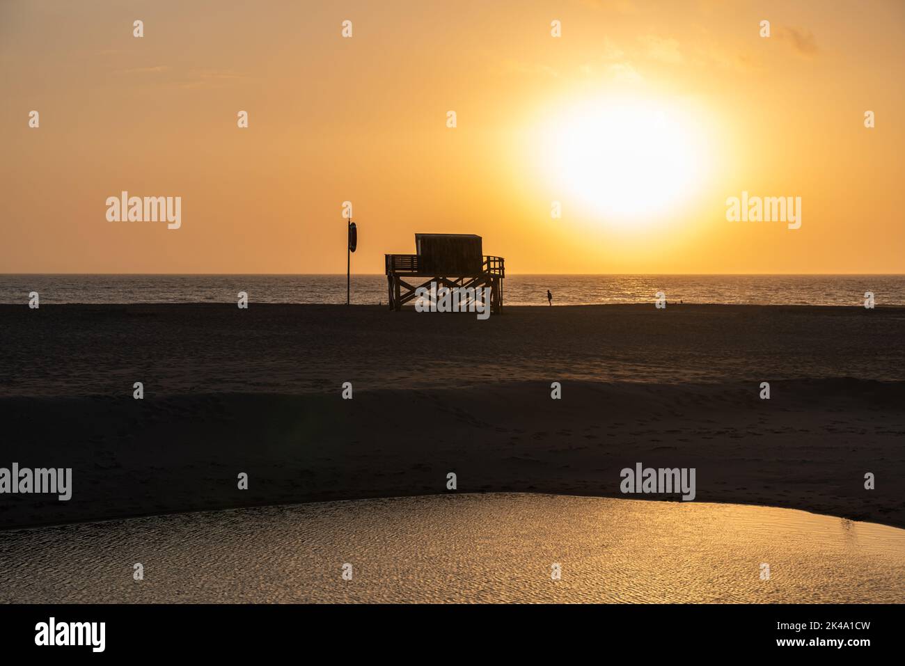 Un tramonto d'oro scenico alla spiaggia di Areia Branca a Lourinha, Portogallo Foto Stock