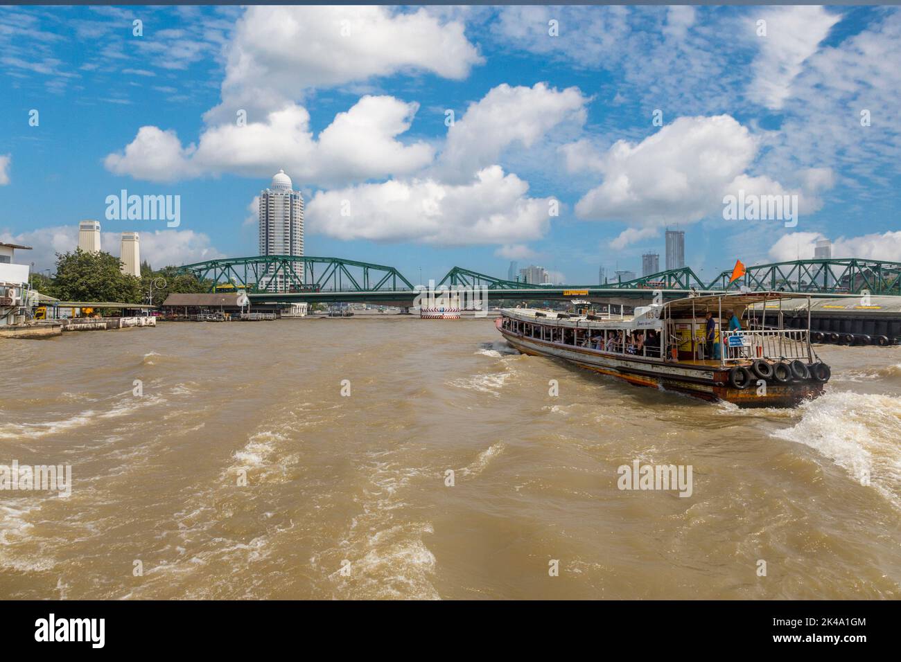 Bangkok, Thailandia. Fiume Chao Phraya e Ponte Memoriale, con Express Boat. Foto Stock