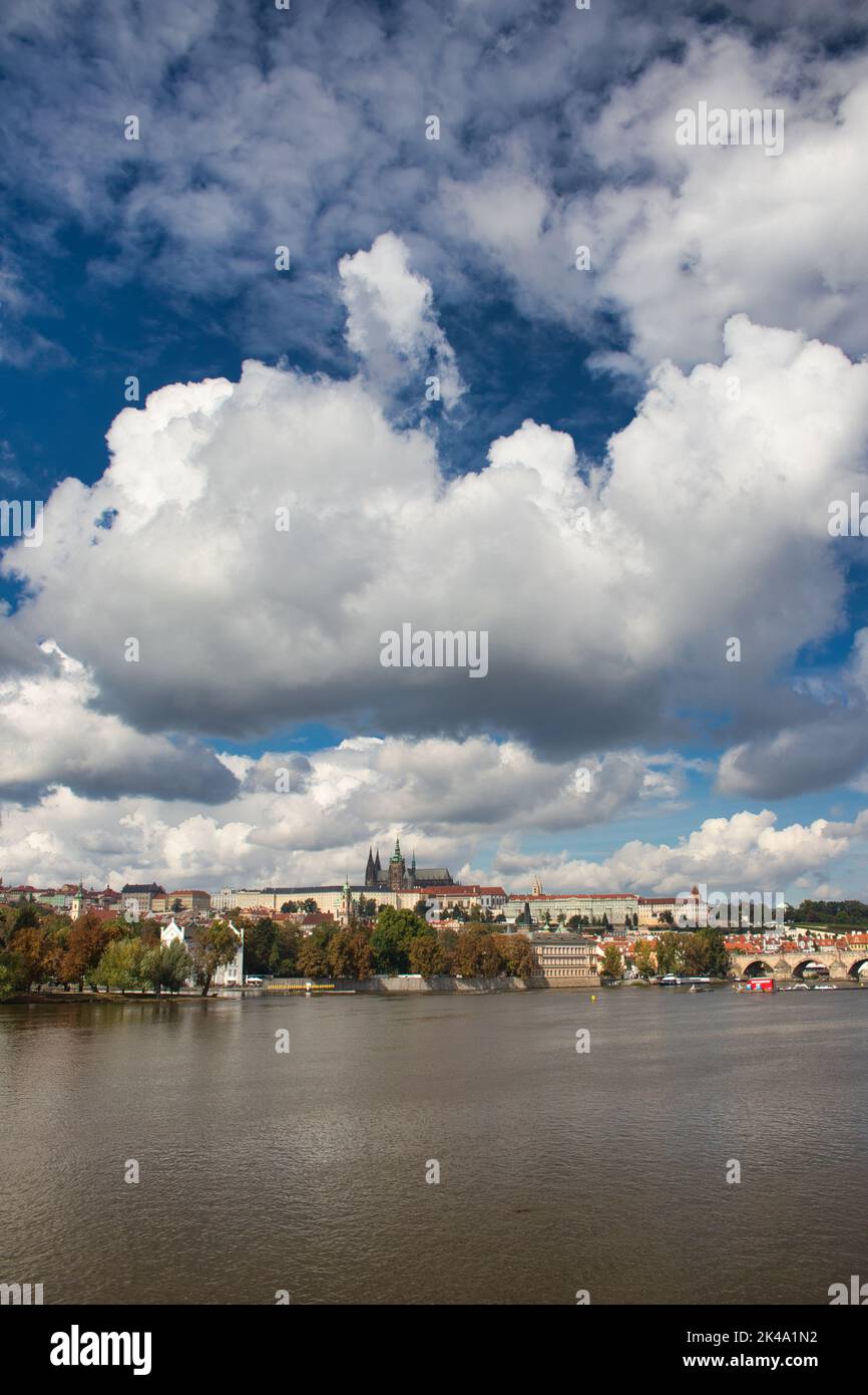 Panorama del Castello di Praga e Ponte Carlo in autunno giorno di sole. Praga, Repubblica Ceca. Foto Stock