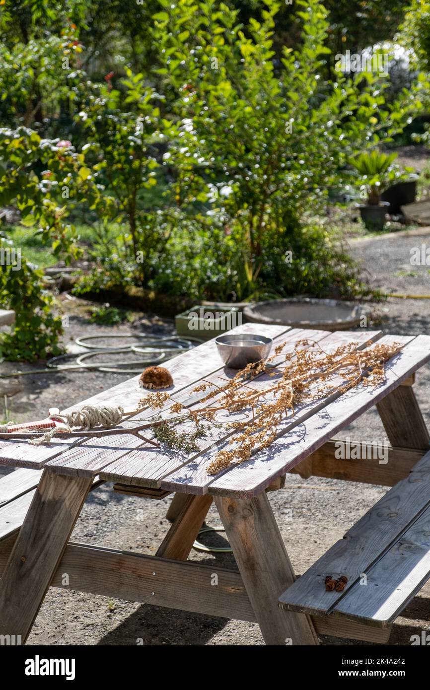 Tavolo da picnic in legno in giardino. Tipica scena del sud della francia  Foto stock - Alamy