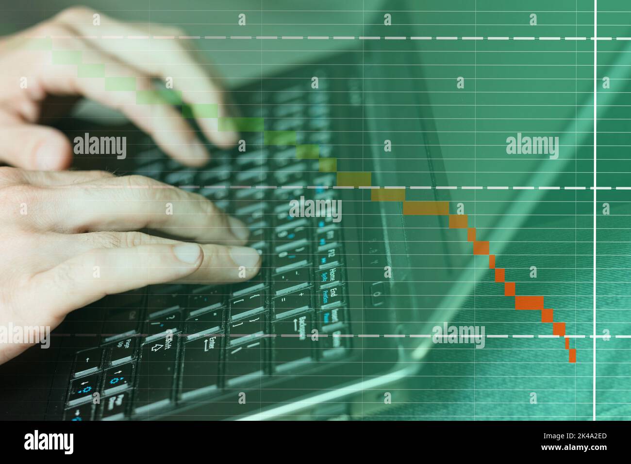 Recessione di affari in linea. Marketing FinTech. Ricerca di dati digitali. Uomo CEO mani digitando sulla tastiera notebook finanziaria inflazione crisi statistiche re Foto Stock