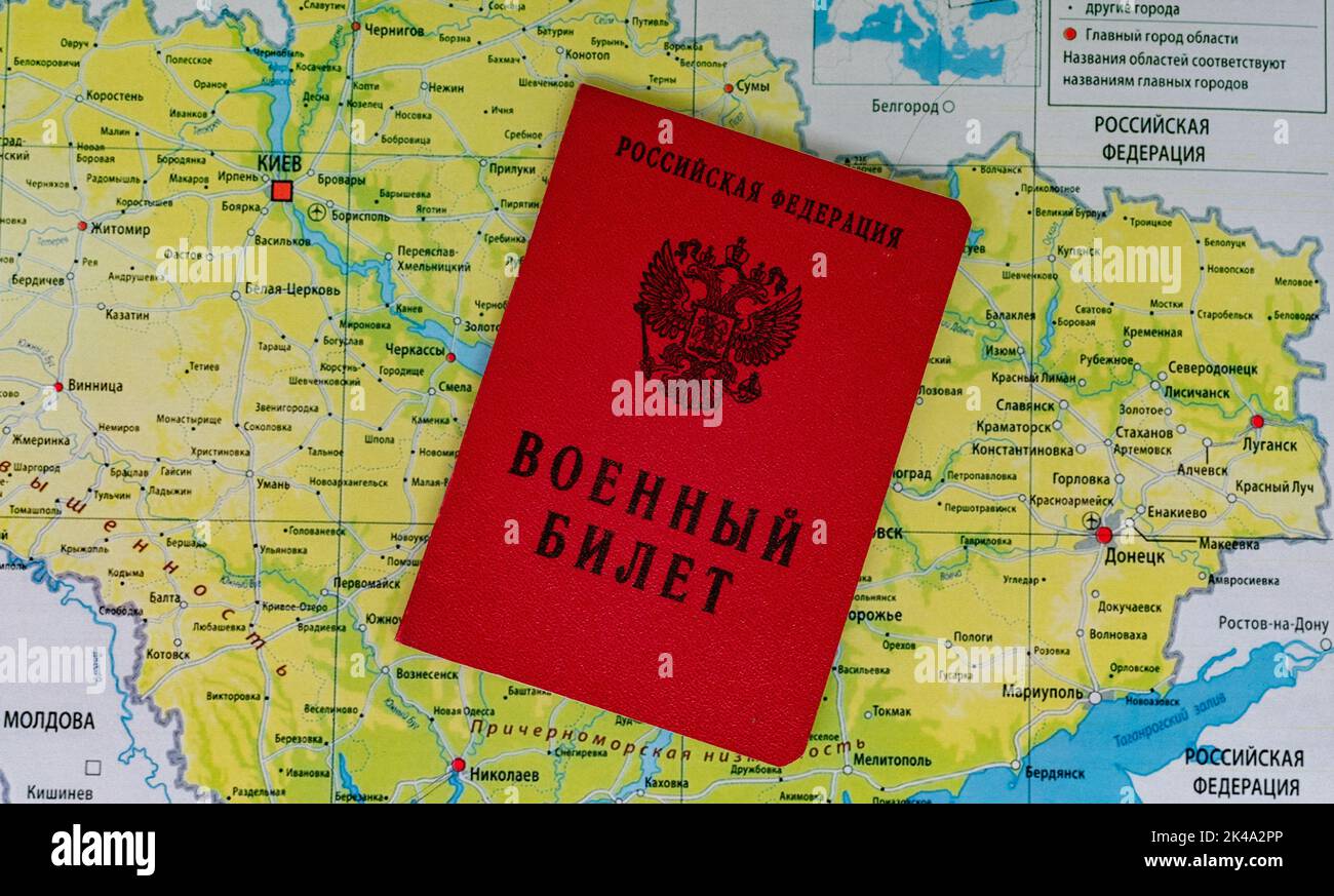 25 settembre 2022, Mosca, Russia. Biglietto militare di un funzionario di riserva della Federazione Russa sullo sfondo di una mappa dell'Ucraina Foto Stock