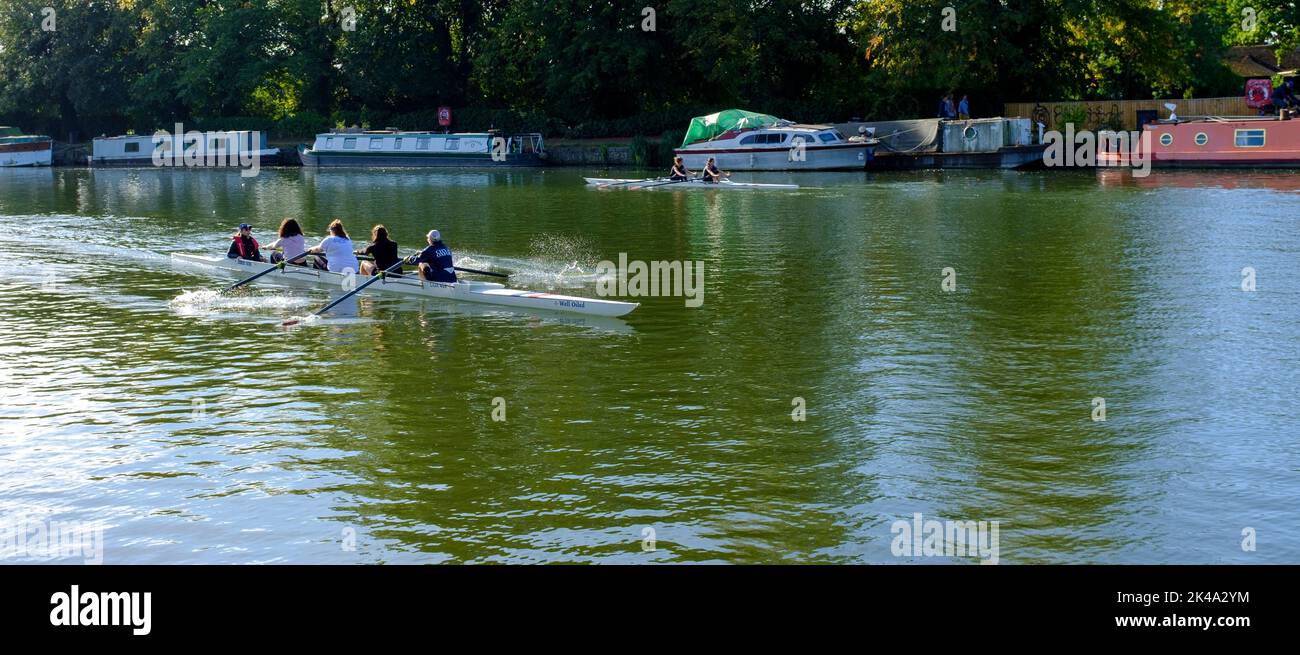 Due donne che remano sul fiume a Oxford, Regno Unito Foto Stock