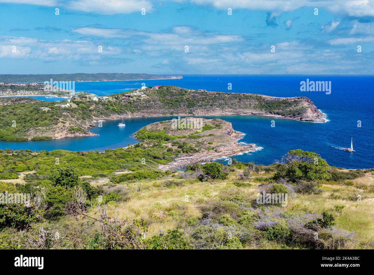 Antigua. Vista sull'Oceano Atlantico dal blocco Casa Coloniale Inglese Fort. San Giacomo Hotel in distanza. Foto Stock