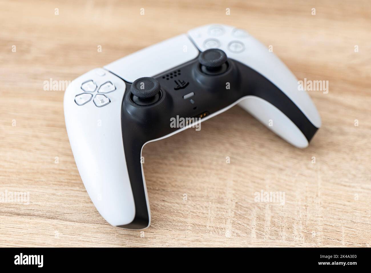 OSTRAVA, REPUBBLICA CECA - 17 MARZO 2022: Il controller Sony DualSense viene utilizzato per la console di gioco PlayStation 5 su un tavolo di legno Foto Stock