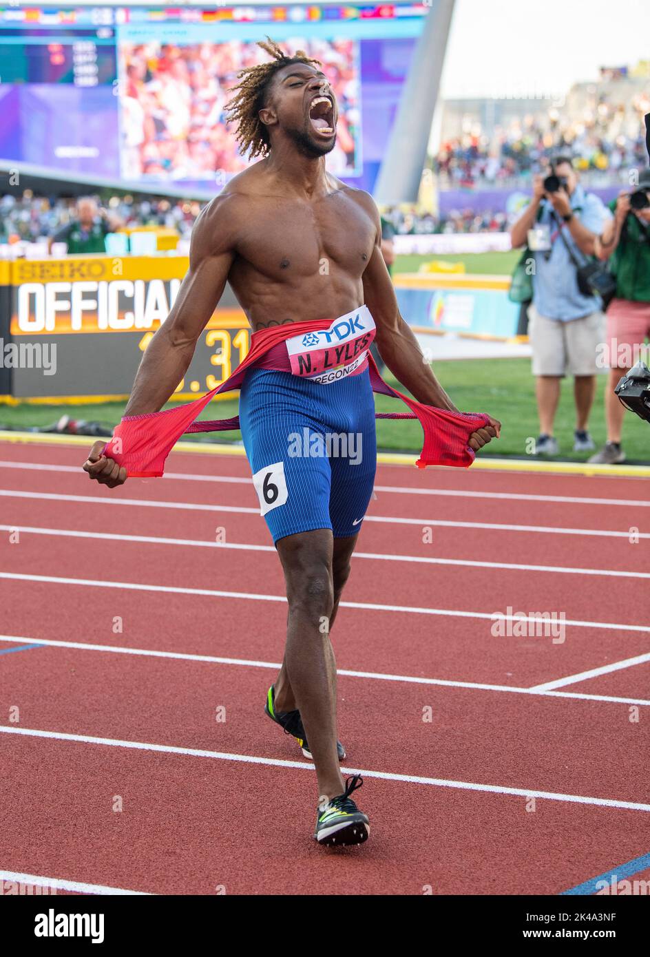 Noah Lyles degli Stati Uniti festeggia la sua vittoria nella finale maschile del 200m al World Athletics Championships, Hayward Field, Eugene, Oregon USA per il 21st Foto Stock