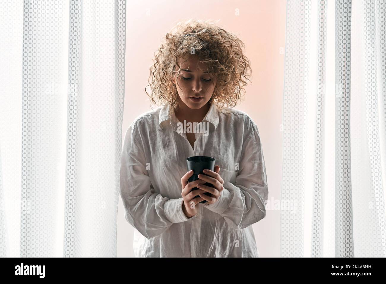 Donna calma con una tazza di caffè Foto Stock