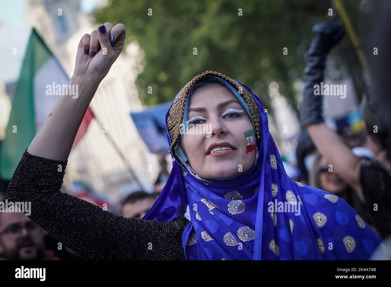 Londra, Regno Unito. 1st ottobre 2022. Gli iraniani britannici scendono a Whitehall continuando la loro azione di protesta dalla morte di Mahsa Amini e chiedendo la fine dell'attuale regime islamico in Iran. Mahsa Amini curda di 22 anni è stata dichiarata morta tre giorni dopo il suo arresto nella capitale iraniana per aver indossato il velo dell'hijab in modo 'improprio'. Credit: Guy Corbishley/Alamy Live News Foto Stock