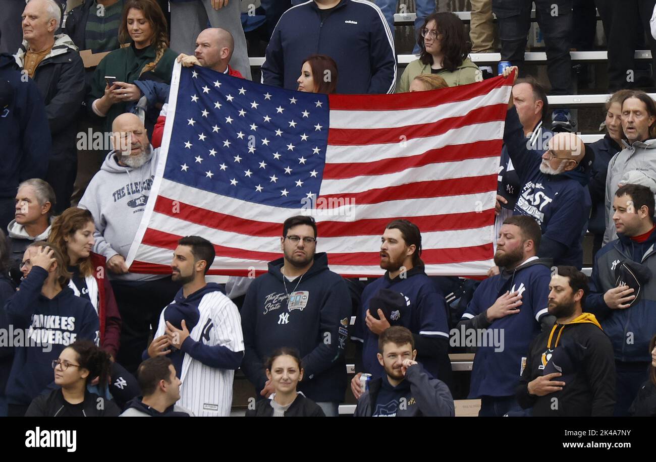 New York City, Stati Uniti. 01st Ott 2022. I fan dei New York Yankees hanno una bandiera mentre cantano l'inno nazionale prima del primo inno contro i Baltimore Orioles allo Yankee Stadium di New York City sabato 1 ottobre 2022. Foto di John Angelillo/UPI Credit: UPI/Alamy Live News Foto Stock