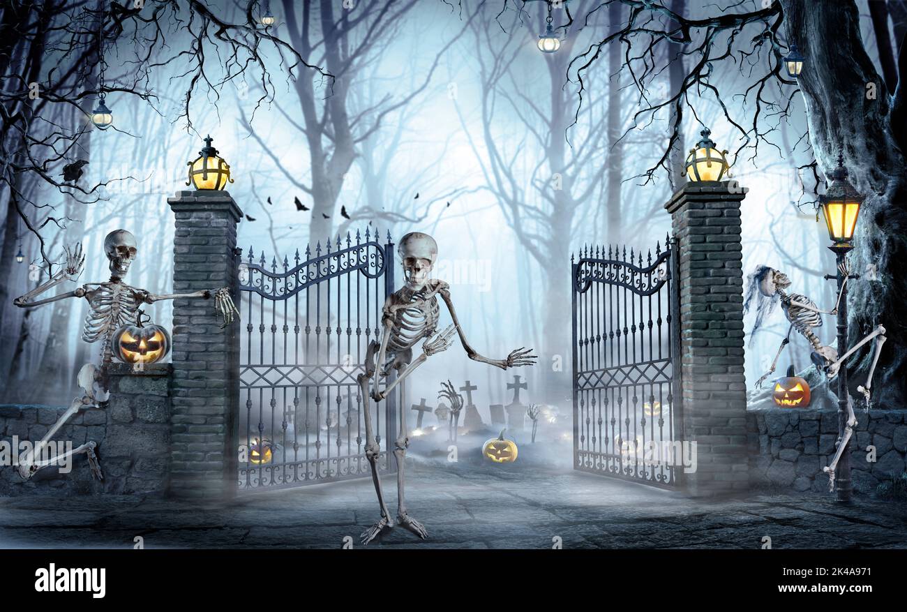 Halloween - Skeleton che invita Uno Zombie Party in cimitero Foto Stock
