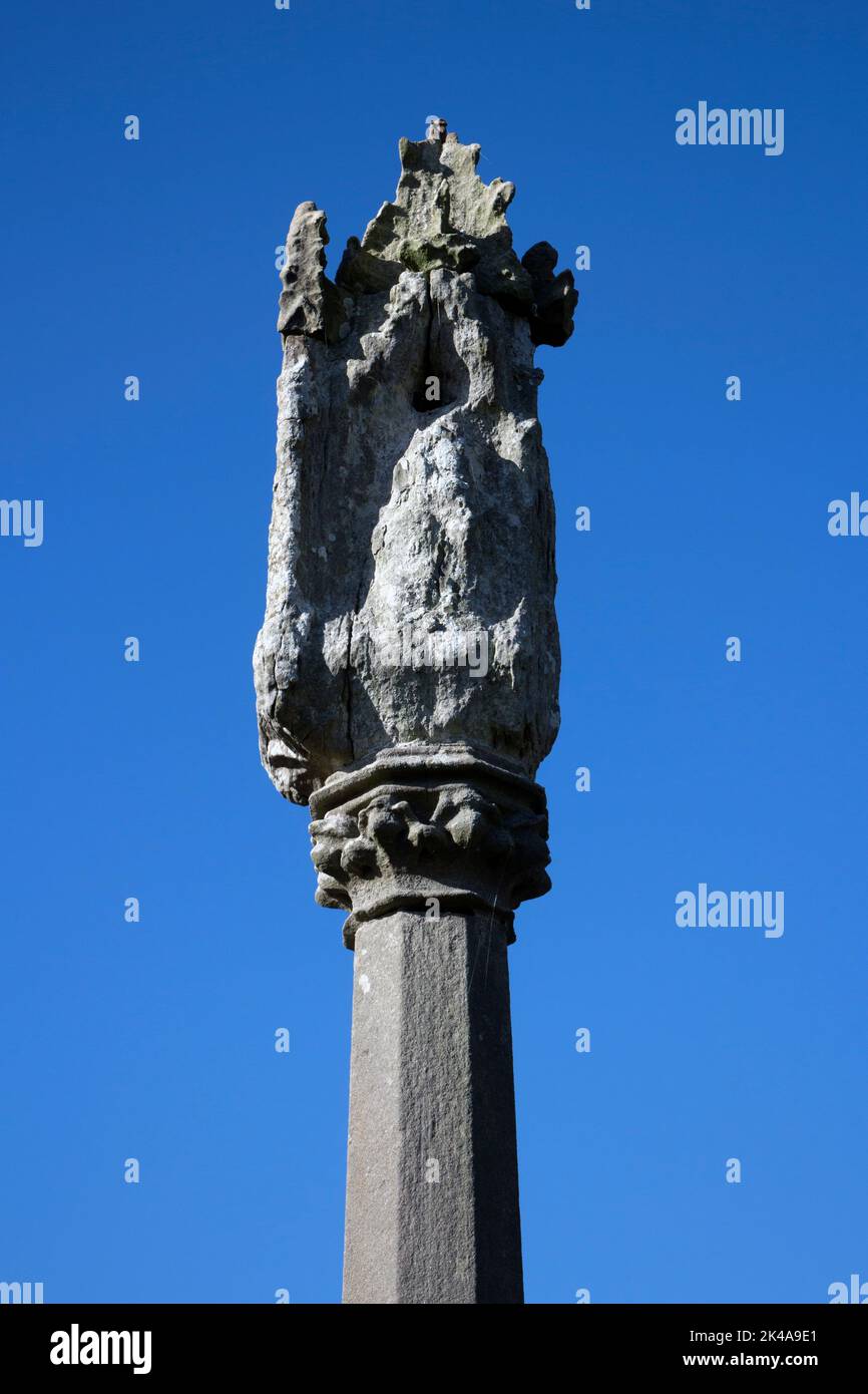 Resti di una vecchia croce in St. Michael e All Angels Churchyard, Ufton, Warwickshire, Inghilterra, Regno Unito Foto Stock