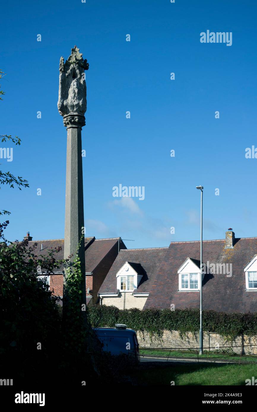 Resti di una vecchia croce in St. Michael e All Angels Churchyard, Ufton, Warwickshire, Inghilterra, Regno Unito Foto Stock