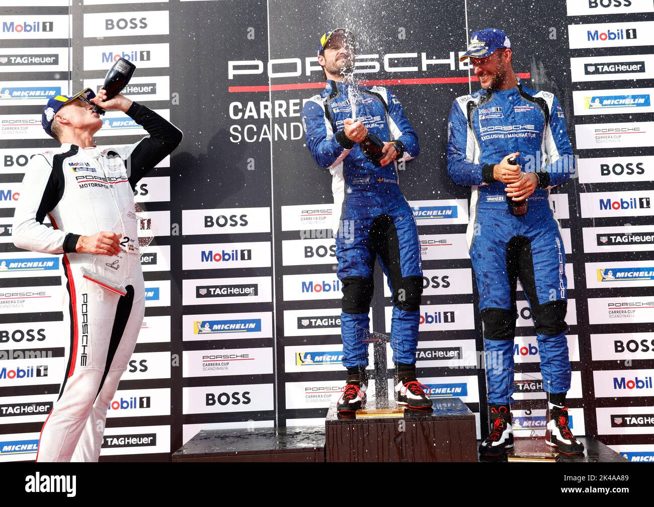 Il principe svedese Carl Philip festeggia la vittoria al Porsche Sprint Challenge con il secondo piazzatore Krister Andero (L) e il terzo piazzato Aksel Lund Svindal durante le gare a Mantorp Park, Svezia, 1 ottobre 2022 .Foto: Stefan Jerrevang / TT / code 60160 Foto Stock