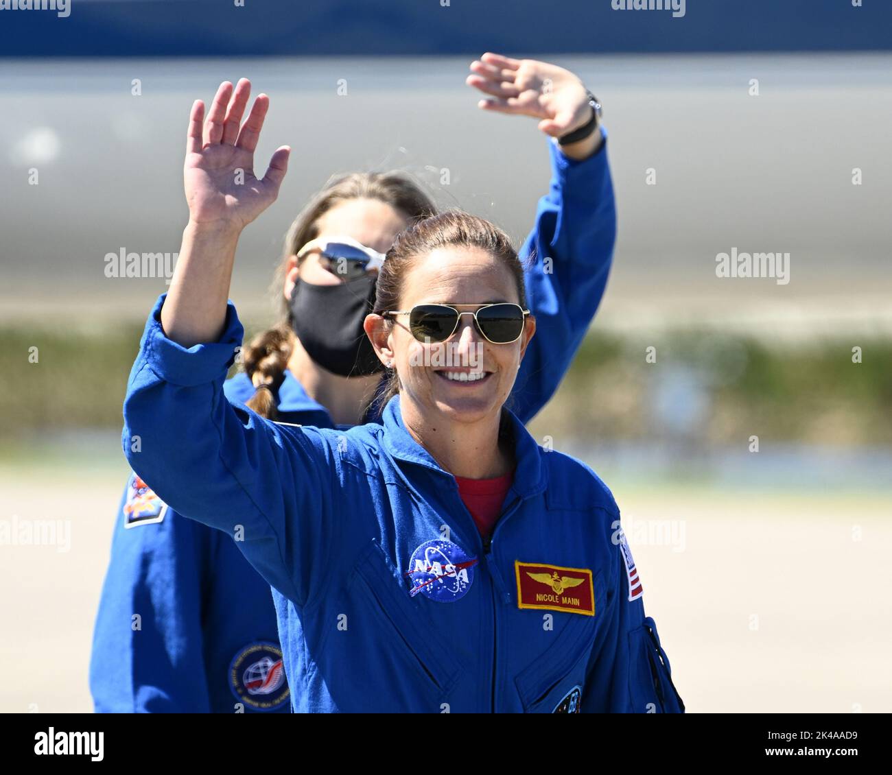 NASA astronauta e equipaggio-5 comandante della missione Nicole Mann seguito da Roscosmos Cosmonauta Anna Kikina onda dopo l'arrivo al Kennedy Space Center, Florida Sabato, 1 ottobre 2022. Foto di Joe Marino/UPI Credit: UPI/Alamy Live News Foto Stock