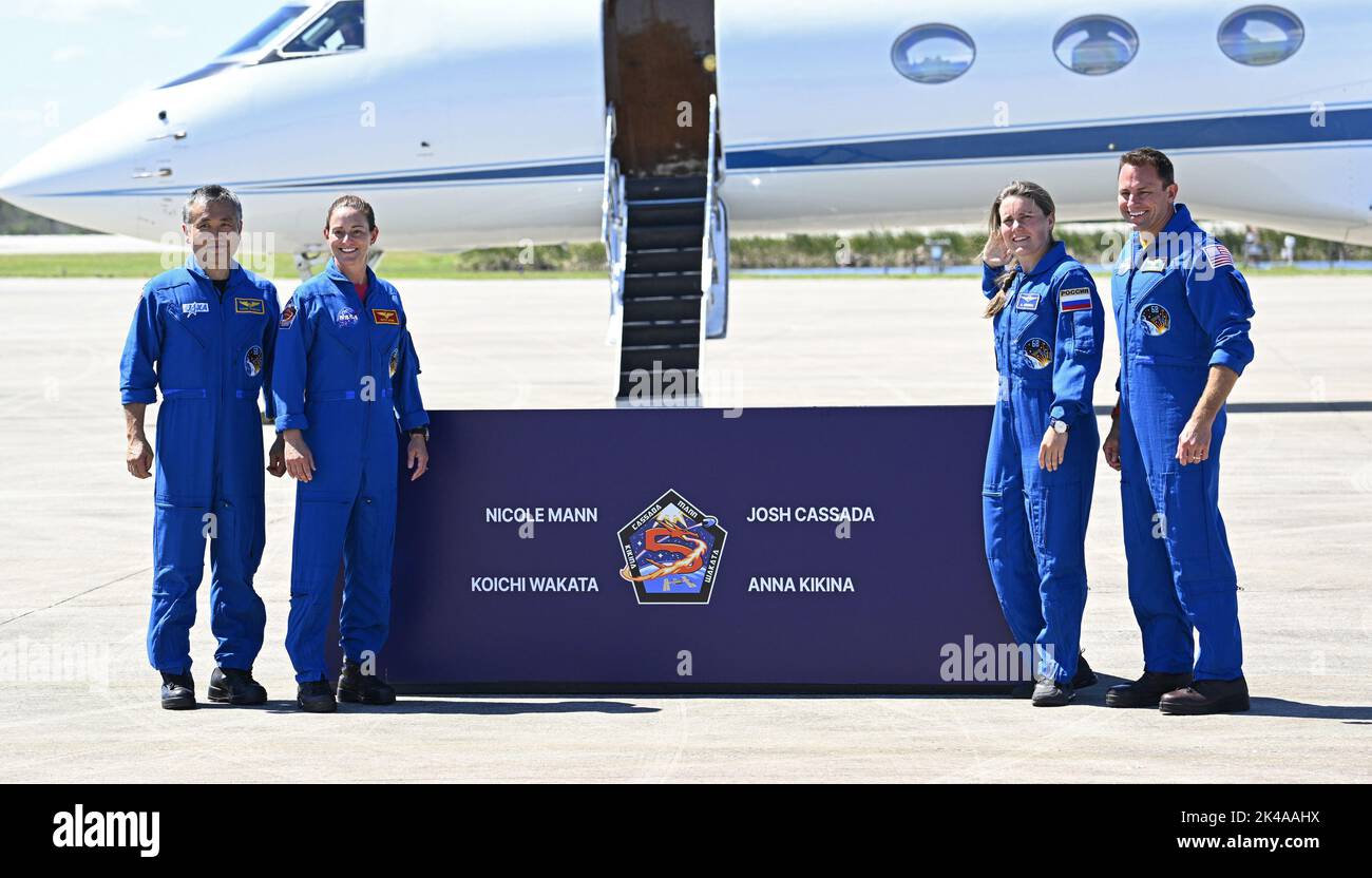 Il quinto equipaggio della NASA arriva al Kennedy Space Center, Florida, sabato 1 ottobre 2022. L'astronauta di JAXA Koichi Wakata, il comandante della NASA Nicole Mann, il Cosmonauta di Roscosmos Anna Kikina e l'astronauta della NASA Josh Cassada (da l a r) si prepareranno per il lancio alla Stazione spaziale Internazionale. Foto di Joe Marino/UPI Credit: UPI/Alamy Live News Foto Stock