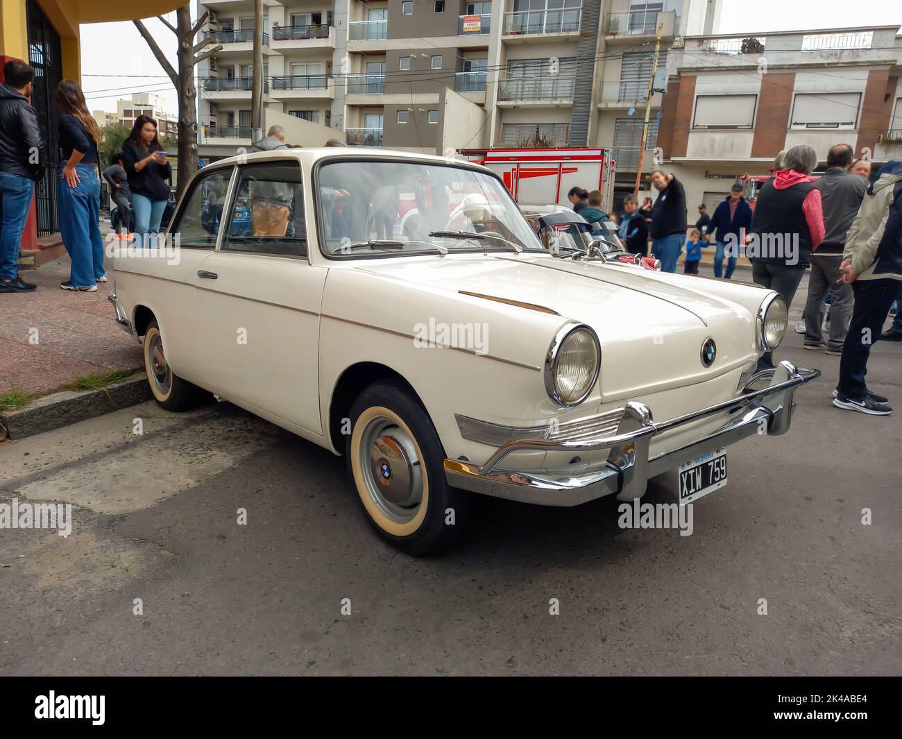 Vecchio popolare bianco 1960s BMW 700 E107 De Carlo piccolo berlina a due porte parcheggiata in strada. Classica vettura economica con motore posteriore Foto Stock