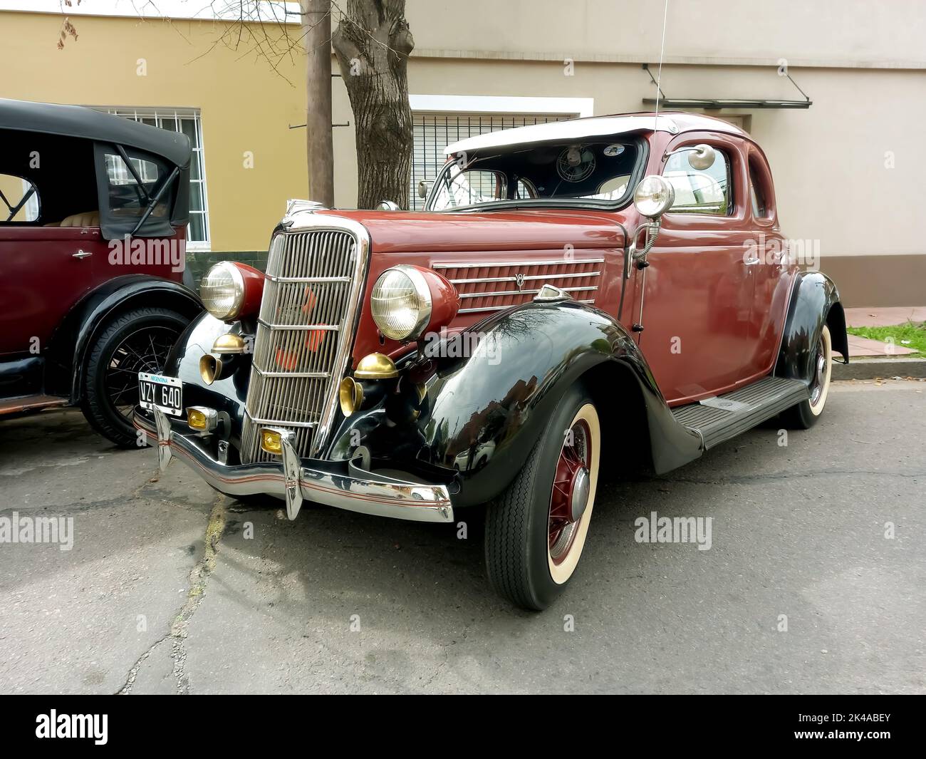 Vecchio antico marrone rosso 1935 Ford 48 V8 coupé cinque finestre fiathead parcheggiato in strada. Cromi. Griglia. Spettacolo di auto classica. Foto Stock