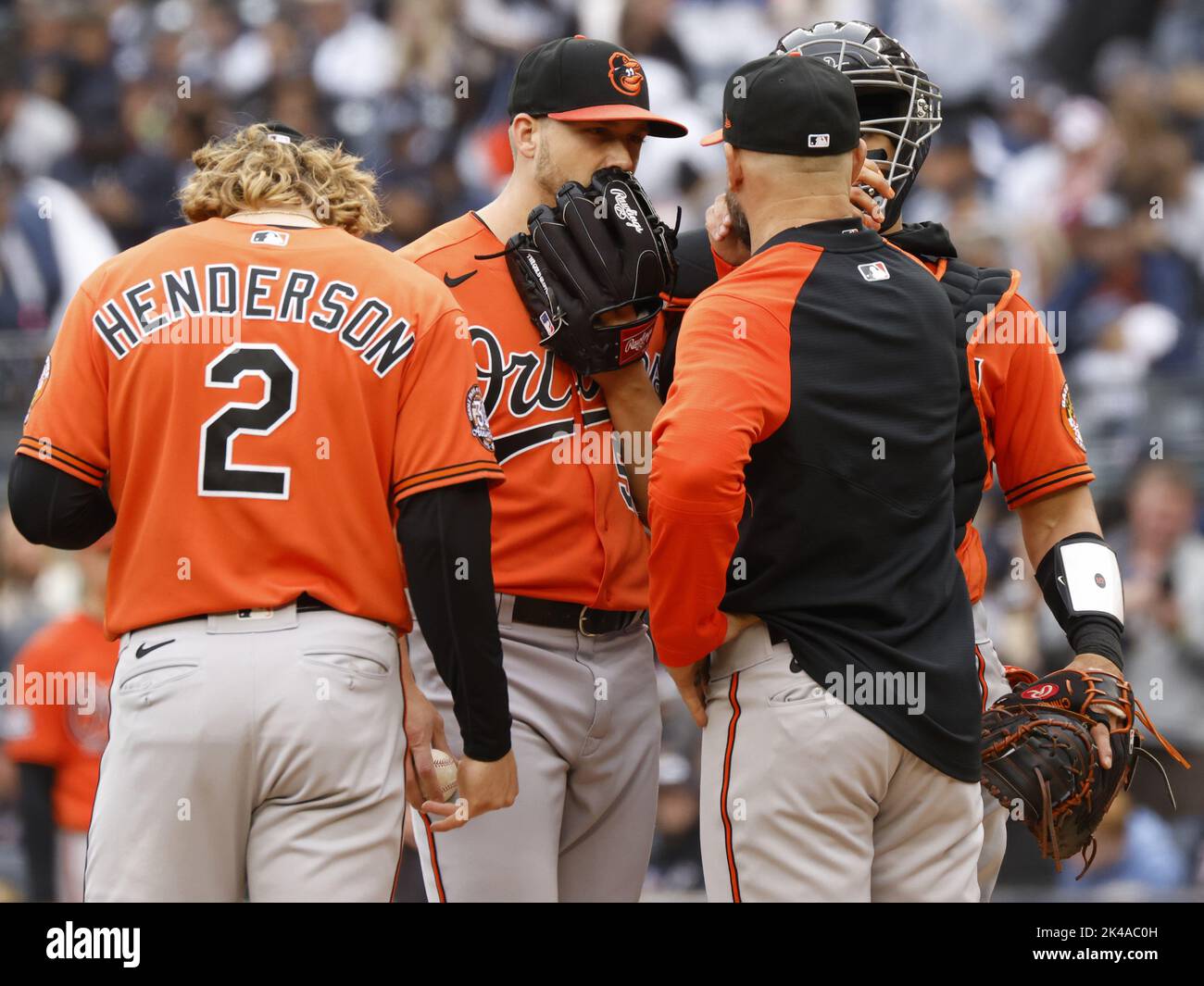 New York City, Stati Uniti. 01st Ott 2022. Brandon Hyde, direttore di Baltimora Orioles, parla con il lanciatore Austin Voth nella seconda edizione contro i New York Yankees allo Yankee Stadium di New York City sabato 1 ottobre 2022. Foto di John Angelillo/UPI Credit: UPI/Alamy Live News Foto Stock