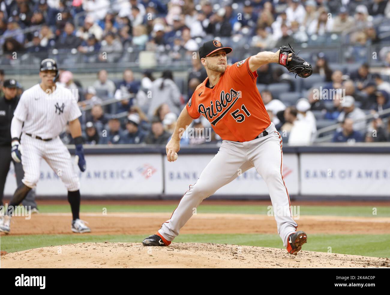 New York City, Stati Uniti. 01st Ott 2022. Il lanciatore Austin Voth di Baltimore Orioles lancia il secondo inno dopo aver camminato il New York Yankees Aaron Judge (L) allo Yankee Stadium di New York City sabato 1 ottobre 2022. Foto di John Angelillo/UPI Credit: UPI/Alamy Live News Foto Stock