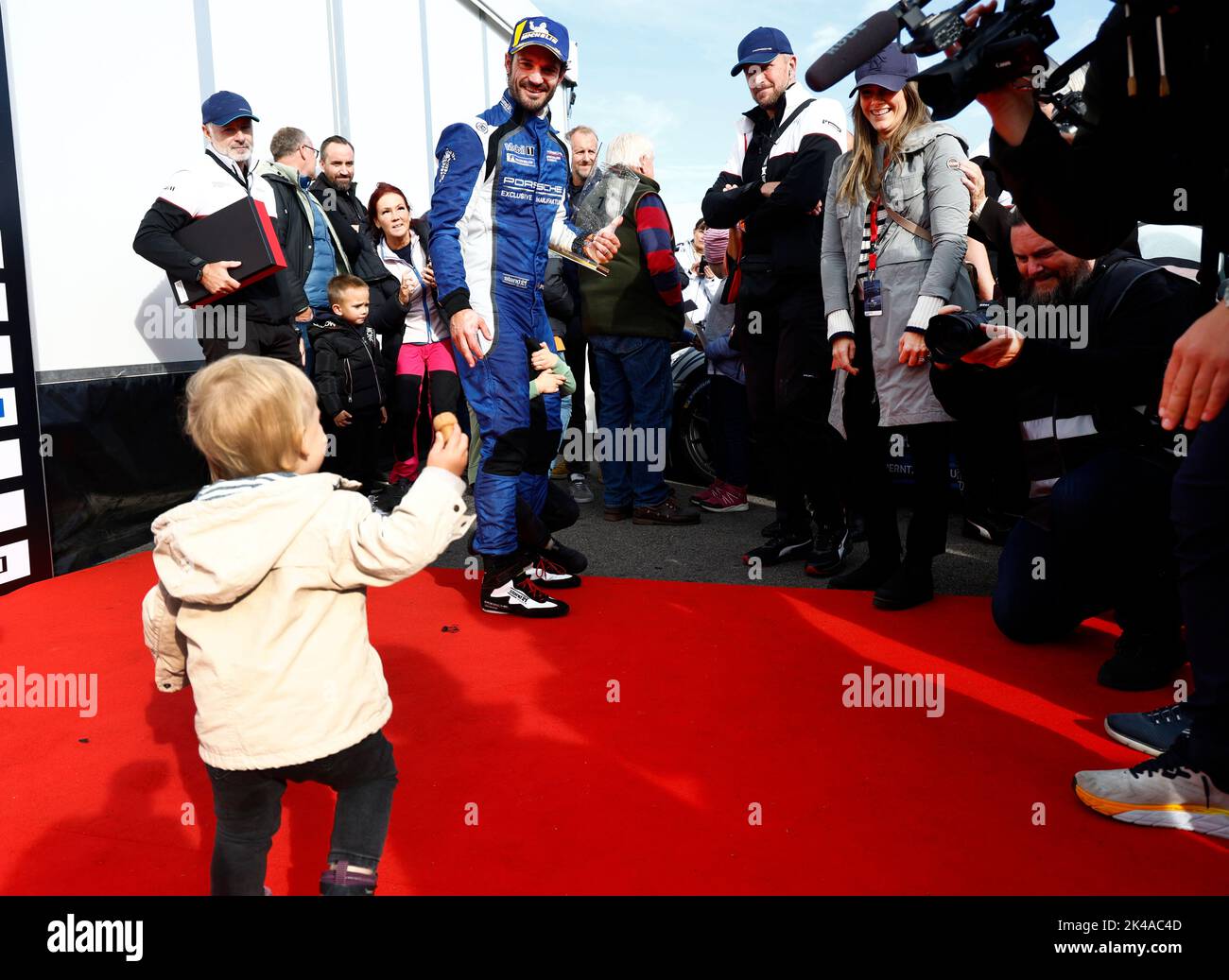 Principe Carl Philip, Principessa Sofia con il Principe Julian dopo la Porsche Sprint Challenge durante le gare a Mantorp Park, Svezia, 1 ottobre 2022 .Photo: Stefan Jerrevang / TT / code 60160 Foto Stock