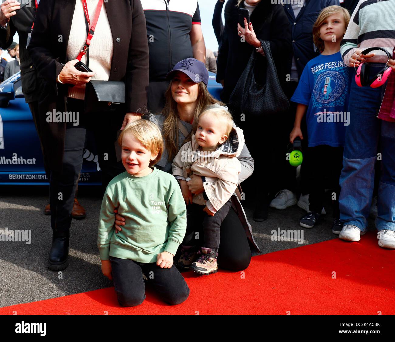 Principessa Sofia con il principe Gabriel e il principe Giuliano dopo la Porsche Sprint Challenge durante le gare al Mantorp Park, Svezia, 1 ottobre 2022 .Photo: Stefan Jerrevang / TT / code 60160 Foto Stock