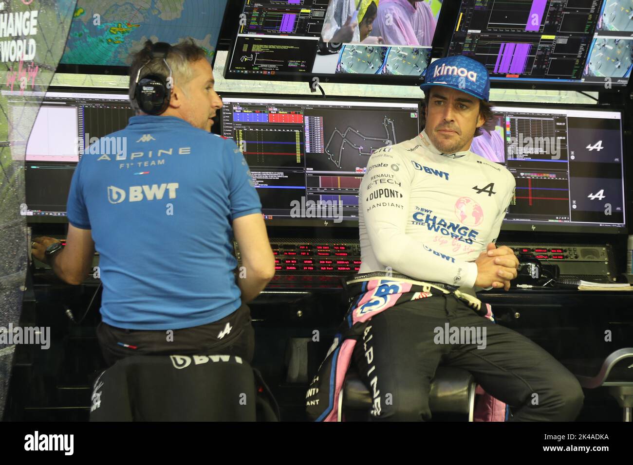 Singapore. Ottobre 1st 2022 ; Marina Bay, Singapore, Singapore Gran Premio FIA Formula 1: Giornata di qualificazione: BWT Alpine F1 Team, Fernando Alonso siede sul muro dei box in attesa della prova 3 per iniziare Credit: Action Plus Sports Images/Alamy Live News Foto Stock