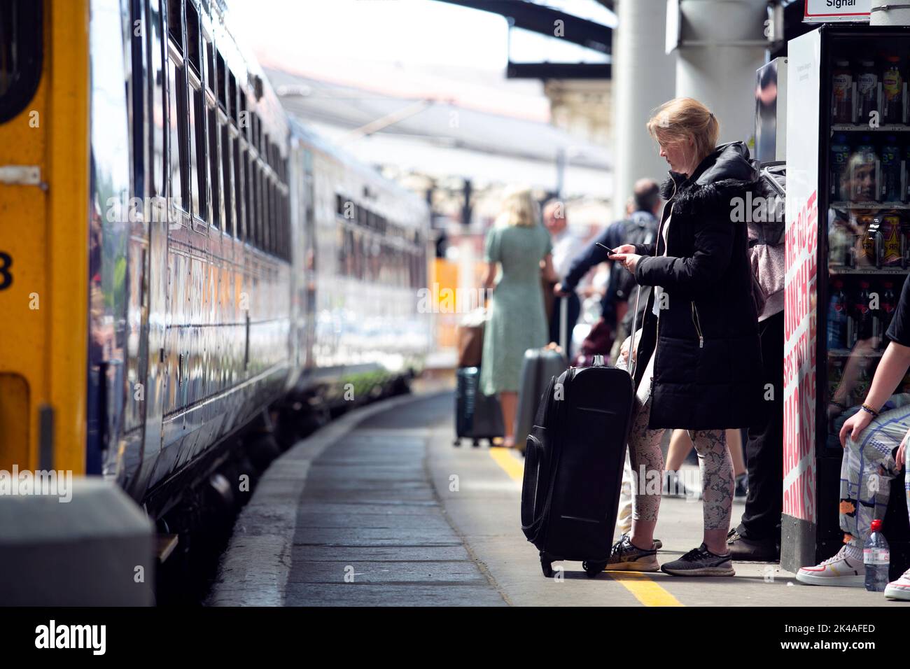 I passeggeri del treno aspettano i treni alla stazione ferroviaria di York nel North Yorkshire mentre lo sciopero ferroviario del Regno Unito continua nel giugno 2022 in tutto il paese come 40,00 Foto Stock