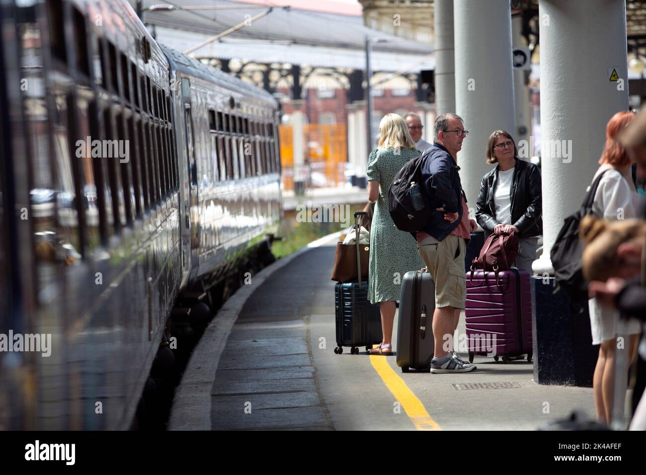 I passeggeri del treno aspettano i treni alla stazione ferroviaria di York nel North Yorkshire mentre lo sciopero ferroviario del Regno Unito continua nel giugno 2022 in tutto il paese come 40,00 Foto Stock